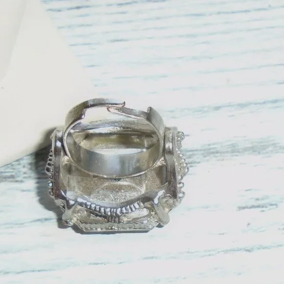 Giant cocktail ring all the bling in one ring - Picture 2 of 2